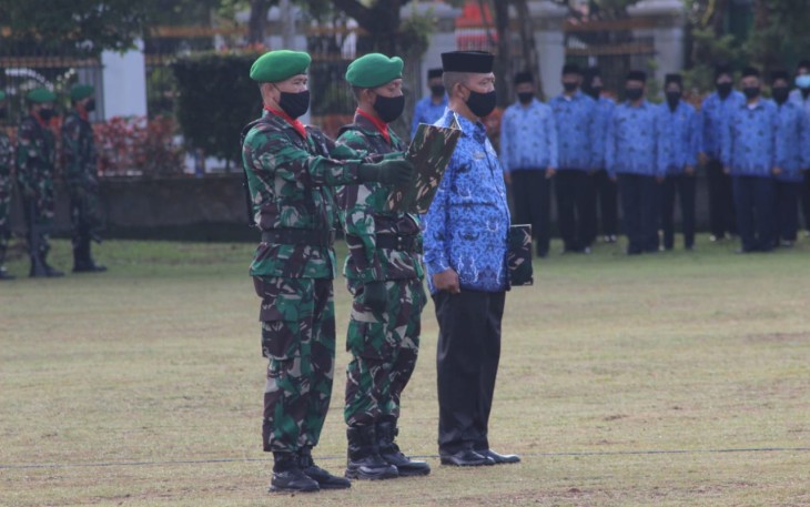 Personel Kodim 1016 Palangka Raya mengikuti kegiatan Upacara Bendera yang di gelar di Lapangan Makorem 102 Panju Panjung