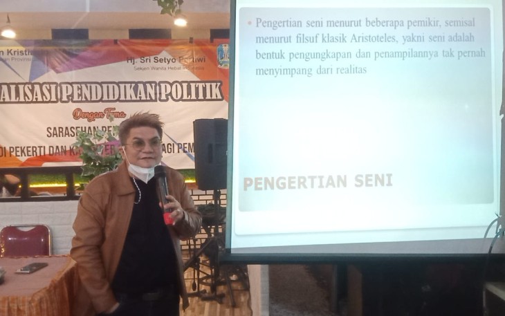 Anggota DPRD Provinsi Jawa Timur dr. Benjamin Kristianto Mars, saat gelar pendidikan politik dikalangan pekerja seni