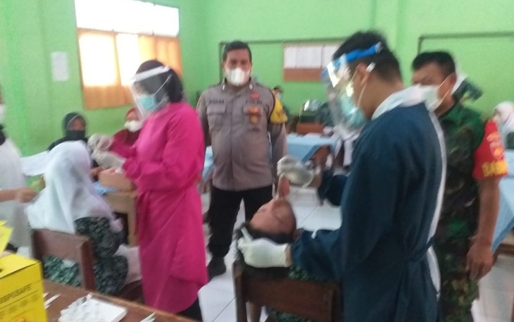 Kapolsek Cepiring dan Babinsa monitoring Swab Antigen Guru dan Siswa