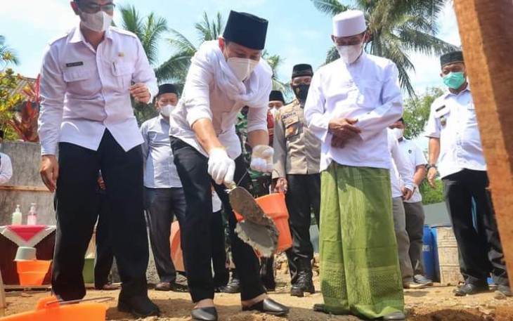 Bupati Trenggalek, Mochamad Nur Arifin, saat menandai dimulainya pemugaran Masjid Istiqomah, Desa Nglebeng, Kecamatan Panggul, Kabupaten Trenggalek, Rabu (19/1/2022) (Foto : Hardi Rangga, klikwarta.com)