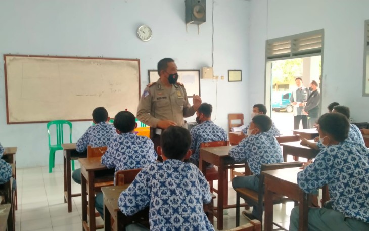 Sosialisasi penggunaan knalpot brong, oleh Polres Pekalongan Kota di SMK Dwijapraja