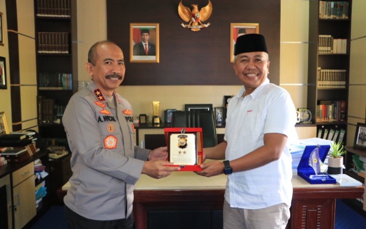 Foto : Kapolda Bengkulu,Irjen Pol Drs Agung Wicaksono, M.Si, bersama Rektor Unihaz, Dr. Ir. Yulfiperius, M.Si,  