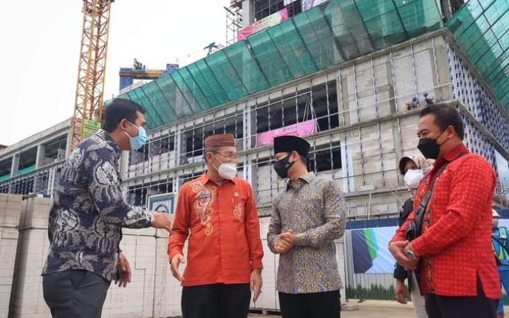 Bupati Trenggalek bersama Asisten Pembangunan Pemprov Gorontalo saat meninjau pembangunan ruang isolasi dan IGD RSUD dr. Soedomo Trenggalek, Jum'at (21/1/2022) (Foto : Hardi Rangga, klikwarta.com)