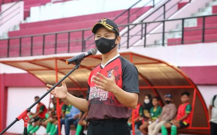 Bupati Trenggalek, Mochamad Nur Arifin, saat membuka Kompetisi lokal Trenggalek Soccer League, di Stadion Minak Sopal, Kabupaten Trenggalek, Jum'at (21/1/2022) (Foto : Hardi Rangga, klikwarta.com).
