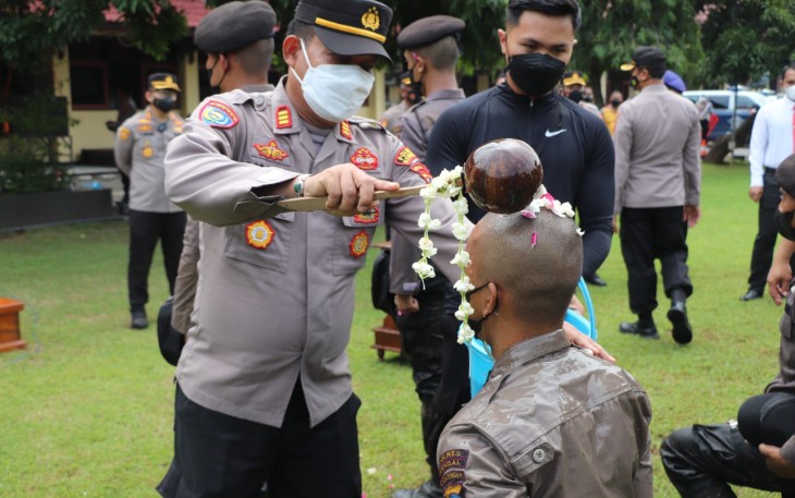 Kapolres Kendal, AKBP Yuniar Ariefianto menyiram air bunga kepada Bintara remaja Polres Kendal dalam tradisi pembaretan, di Halaman Mapolres Kendal, Jumat (21/1/2022)