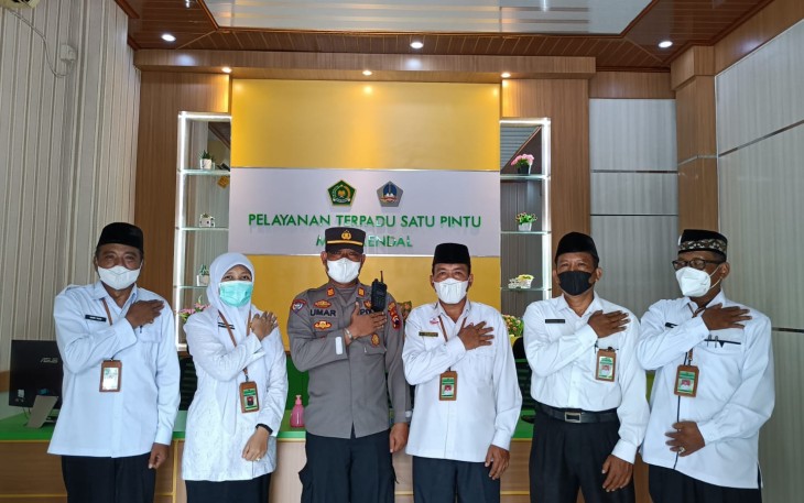 Pelantikan anggota Patroli Keamanan Sekolah (PKS) MAN Kendal, oleh Kasat Binmas Polres Kendal, AKP Abdullah Umar, SH