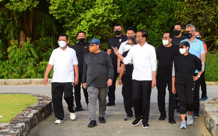 Presiden Jokowi berjalan kaki mengelilingi area The Sanchaya Resort Bintan, Kabupaten Bintan