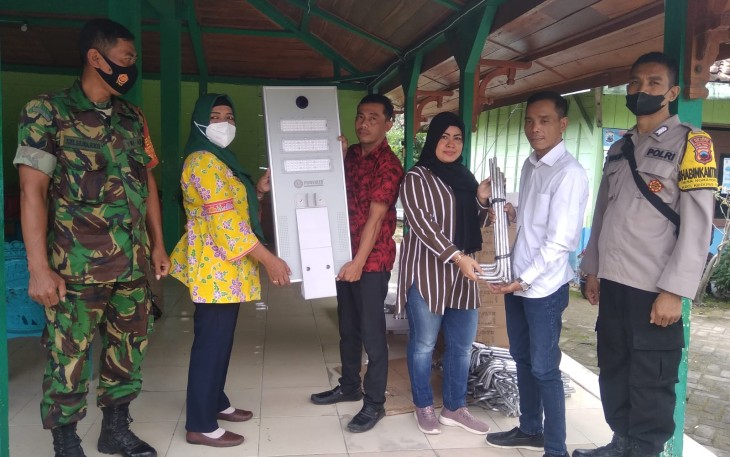 Dirut PT Multi Rancabangun Prima M Darsono menyerahkan secara simbolis material solarcel dan angkur lampu PJDTS kepada kades Kalen dan Ngraho