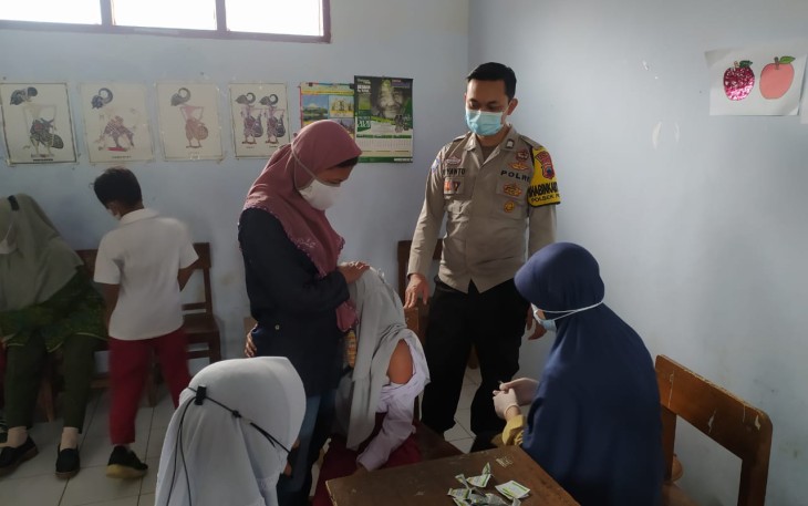 Polsek Patean monitoring pelaksanaan vaksinasi dosis I dan II Sinovac untuk anak usia 6-11 tahun di Desa Pagersari 