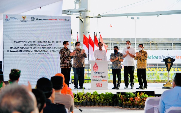 Presiden RI, Ir.Joko Widodo, saat melepas ekspor perdana SGA hasil produksi PT. BAI di KEK Galang Batang, Bintan