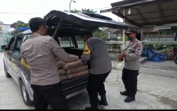 Polsek Ngunut Polres Tulungagung beri bantuan semen pembangunan kubah Masjid Miftahul Janah, Desa Purworejo