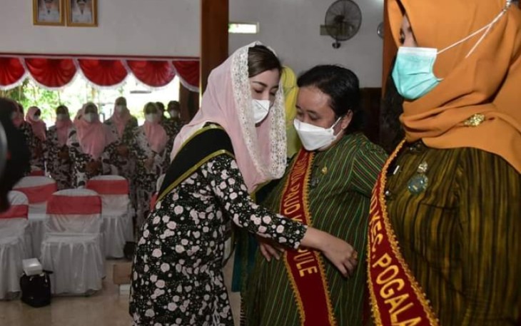 Novita Hardini, saat mengukuhkan Bunda PAUD Kecamatan, Kamis (27/1/2022). (Foto : Hardi Rangga)