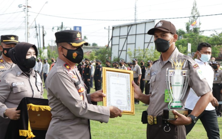 Upacara HUT ke - 41 Satpam di halaman Mapolres Klaten