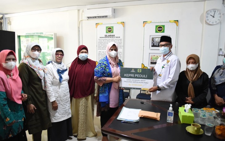 Penyerahan bantuan untuk korban semeru oleh Ketua BKMT Kepri
