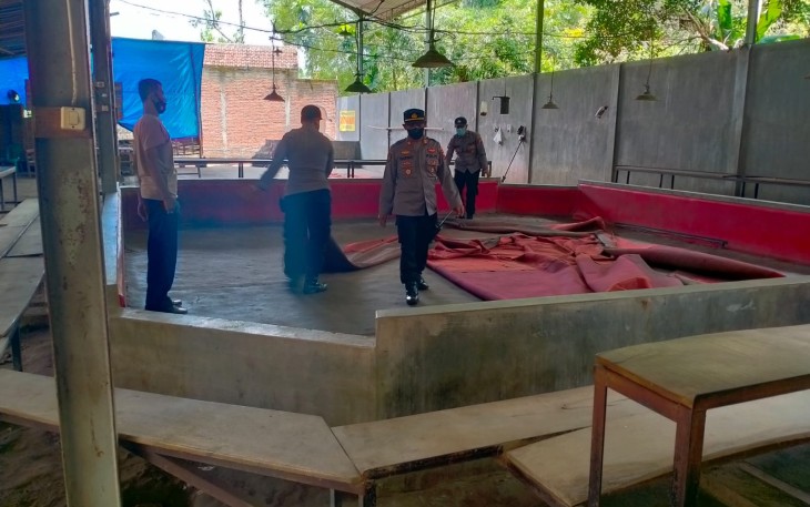 Kapolsek Kalangbret, AKP Puji Hartanto, S.Pd, saat di lokasi yang biasa digunakan arena judi sabung ayam