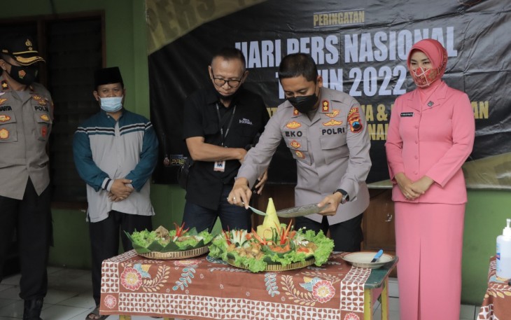 Pemotongan tumpeng oleh Kapolres Klaten, di Panti Asuhan LKSA Darul Hadlonah, Batur
