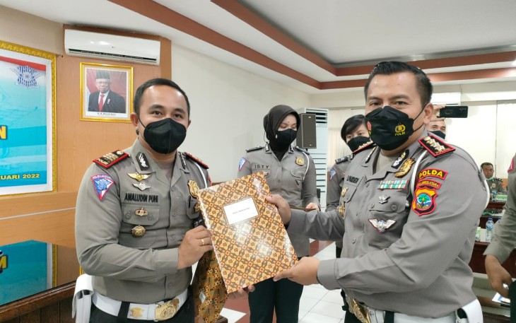 Kasat Lantas Polres Bitung, saat menerima penghargaan dari Ditlantas Polda Sulut
