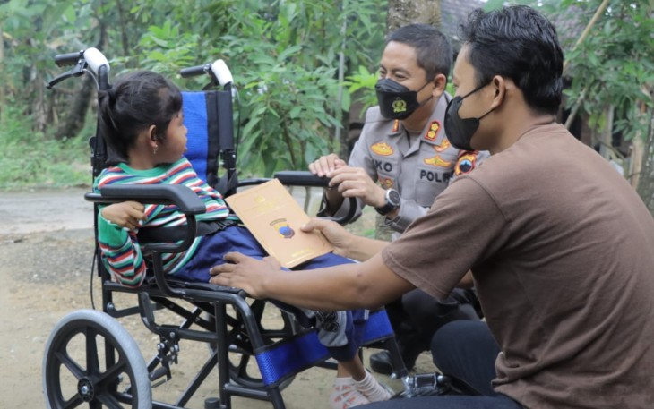 Baksos Polres Klaten di Bayat, beri santunan dan kursi roda kepada tiga penyandang disabilitas