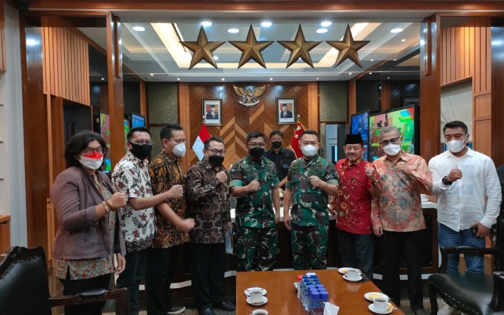 KSAD Dudung Abdurachman bersama Ketua Umum dan pengurus SMSI Pusat, di Mabes TNI AD