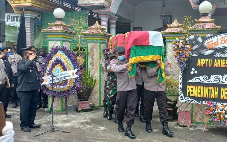 Pemberangkatan jenazah AIPTU Aries Widyayanto menuju TPU Desa Salakkembang 
