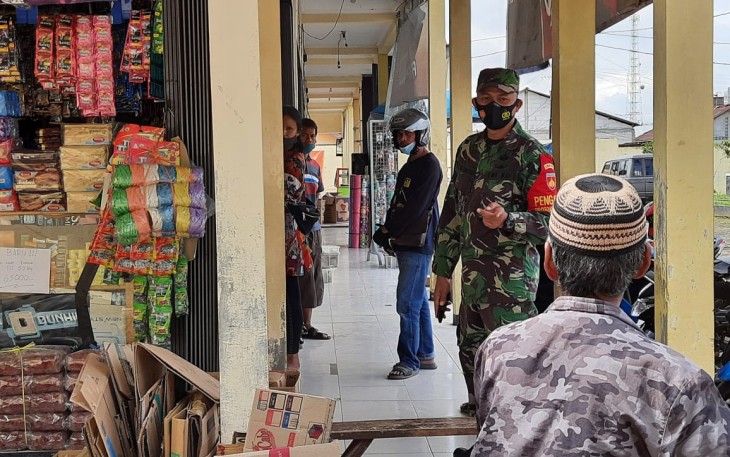 Blusukan Ke Pasar   Babinsa Ingatkan Prokes