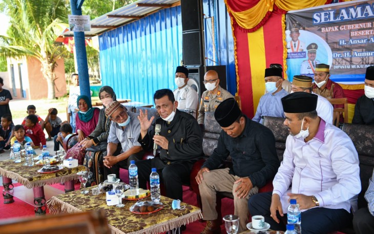 Gubernur Ansar, bersilaturahmi dan ramah tamah bersama masyarakat Kecamatan Kundur Barat di Cafe Seafood Laut Jaya Pantai Mukalimus