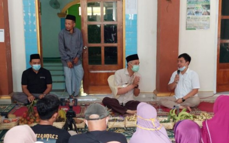 Gubernur Ganjar saat duduk di lesehan teras Masjid sambil ngobrol dengan warga Wadas