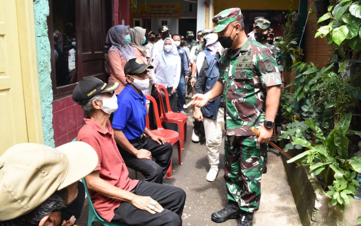 Pangdam Jaya, Mayjen TNI Untung Budiharto, saat meninjau vaksinasi bagi masyarakat lanjut usia 