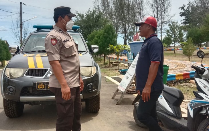 Bhabinkamtibmas Polsek Pekalongan Utara, Aiptu Haryanto dan Babinsa sambangi tempat wisata