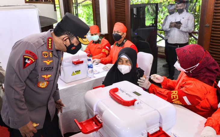Kapolri Jenderal Listyo Sigit Prabowo, saat meninjau pelaksanaan akselerasi vaksinasi di objek Wisata Taman Bunga Nusantara, Cianjur, Jawa Barat,