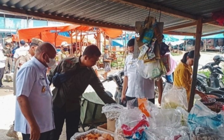 Sekda Pesibar saat melakukan Sidak di Pasar tradisional