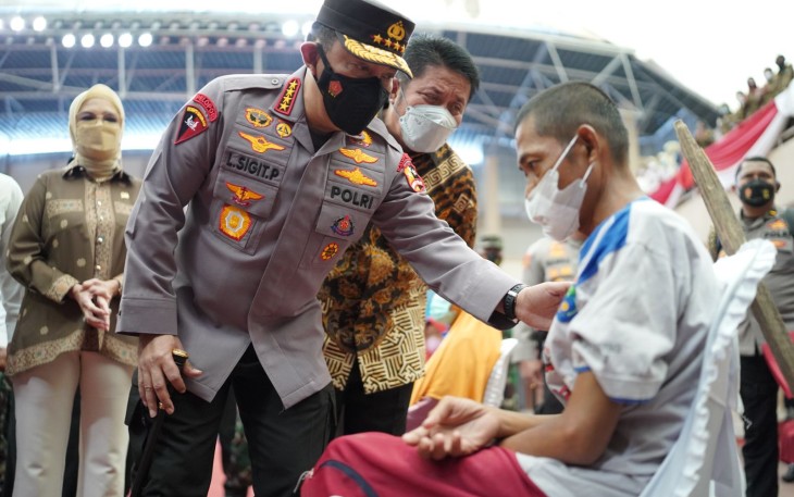 Kapolri Jenderal Listyo Sigit Prabowo, saat meninjau pelaksanaan akselerasi vaksinasi di GOR Kajang, Kayu Agung, Kabupaten OKI, Sumsel