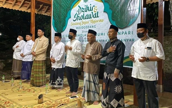 Acara Zikir dan Selawat bersama Majelis Zikir Selawat Bumi Intanpari dan Pengukuhan Pengurus Syekher Mania Karanganyar