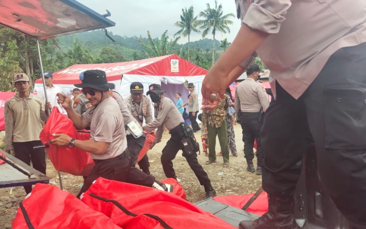 Jajaran Polres Pasaman bersama Dinas Sosial, mendirikan 10 unit tenda pengungsian 