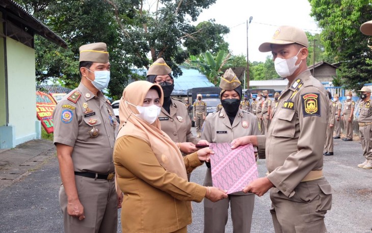 Wali Kota Tanjung Pinang saat menyerahkan penghargaan kepada anggota Sat Pol PP berprestasi