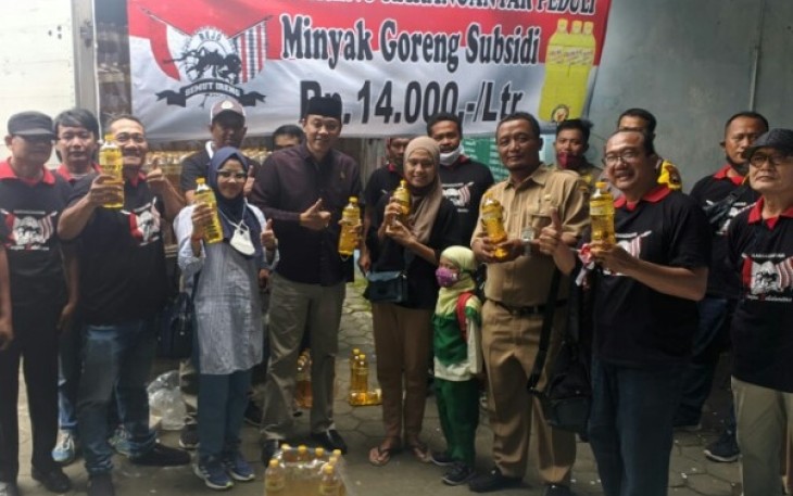Ketua DPRD Karanganyar, Bagus Selo, saat memfasilitasi operasi pasar minyak goreng subsidi di Desa Dagen, Kecamatan Jaten