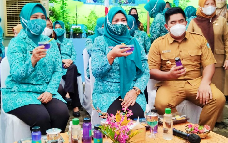 Plt Bupati Bintan, Roby Kurniawan bersama Ketua TP PKK Pusat, Tri Tito Karnavian dan Ketua TP PKK Kepri, Dewi Kumalasari Ansar