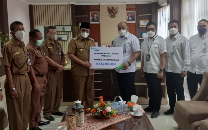 Penyerahan bantuan bencana untuk korban gempa Pasaman oleh Deputi Direktur BPJS ketenagakerjaan Wilayah Sumbar Riau