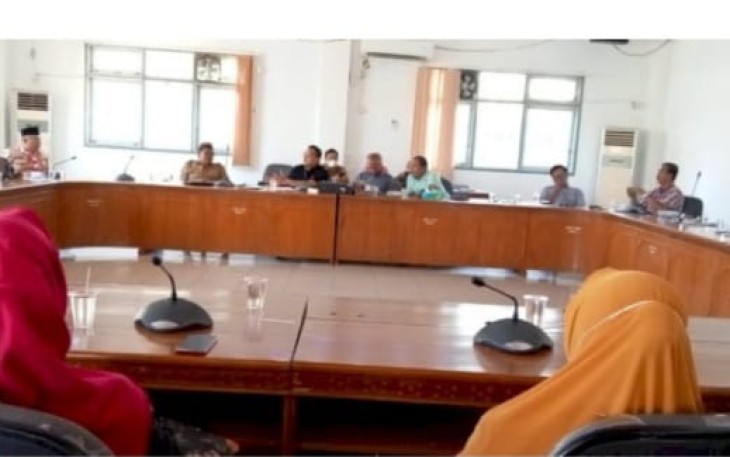 Puluhan pedagang daging ayam saat rapat bersama Komisi II DPRD dan Diskoperindag Bengkulu Selatan