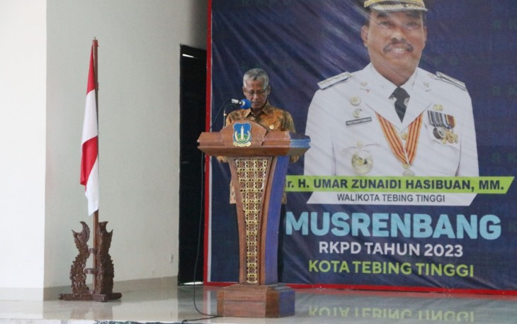 Sekdako Tebing Tinggi saat membacakan sambutan tertulis Wali Kota