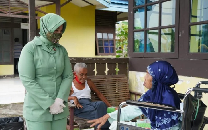 HUT Persit Ke-76, Korem 121/Abw Berbagi Kasih