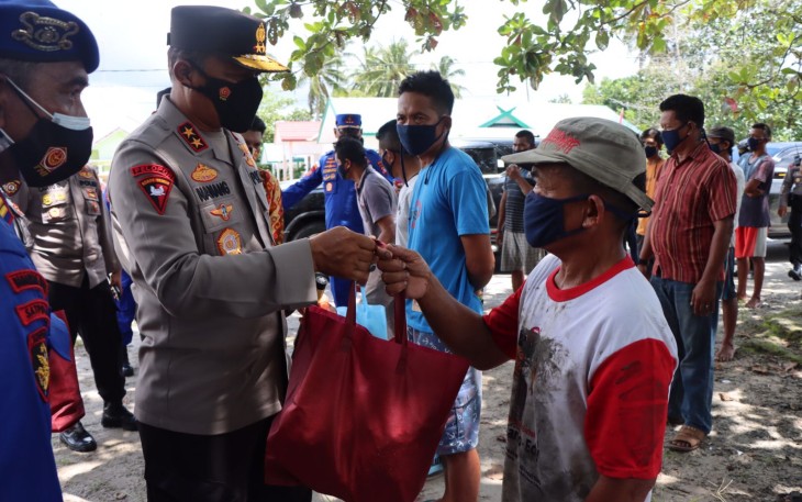Kapolda Kalteng Berikan Bantuan Sosial Kepada Masyarakat Pesisir Kabupaten Kobar