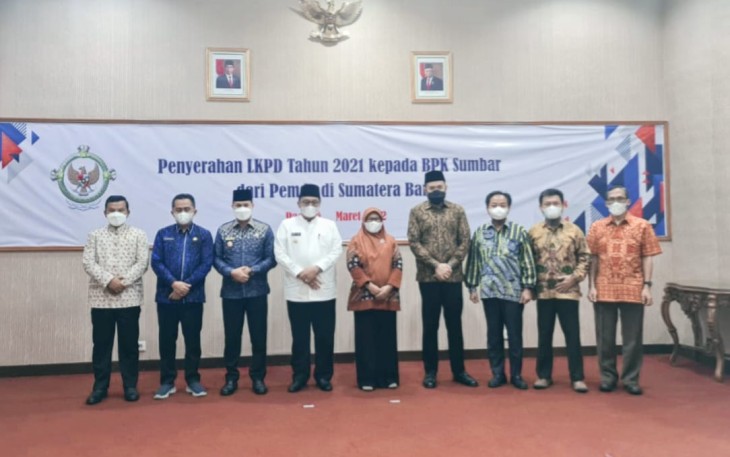Foto bersama usai penyerahan Laporan Keuangan Pemerintah Daerah tahun anggaran 2021