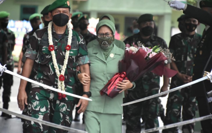 Tradisi Pedang Pora dan Tarian Adat Dayak Sambut Danrem 091/ASN