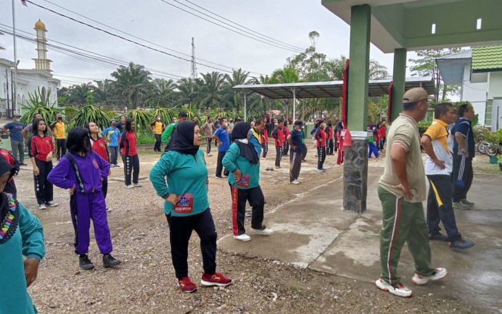 Anggota Koramil 1204-04/Kembayan dan Persit Ranting 05 Gelar Senam Bersama 
