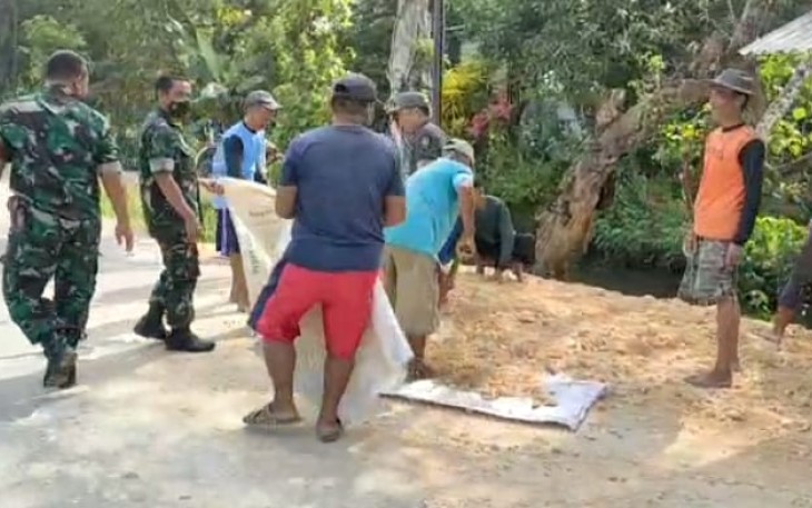 Babinsa Padas Wujudkan Kerja Bakti Bersama Warga