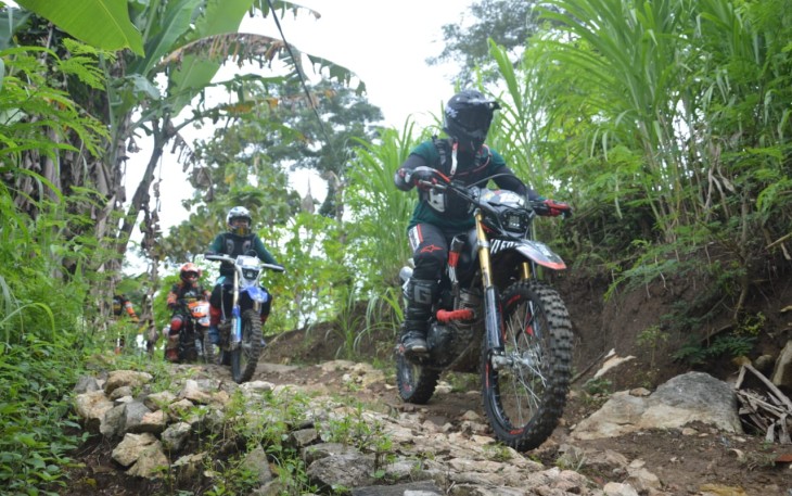 Aksi Trabas Baksos Adventure Team Dandim 0802/Ponorogo 