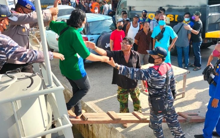 TNI AL Berhasil Evakuasi Penumpang Kapal Karam 
