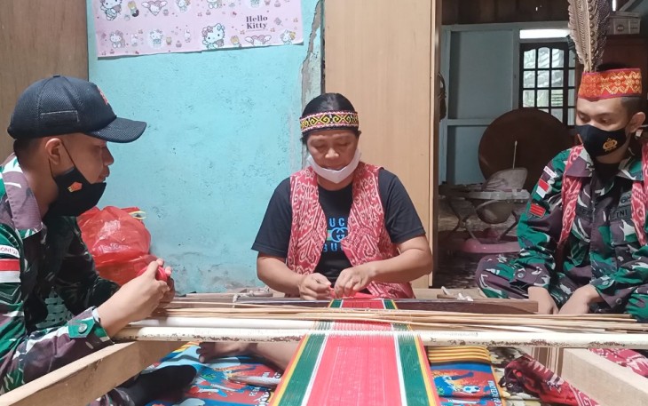 Lestarikan Budaya Tenun Sidan Dayak Iban di Perbatasan