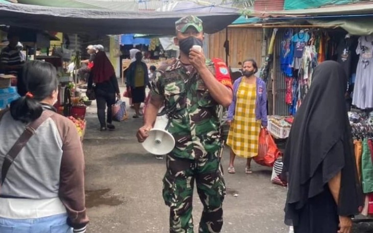 Sasar Pasar Tradisional, Babinsa Gencarkan PPKM Mikro Patuhi Prokos